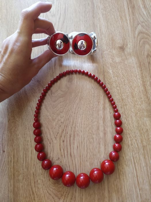 Різнокольорові буси, браслети