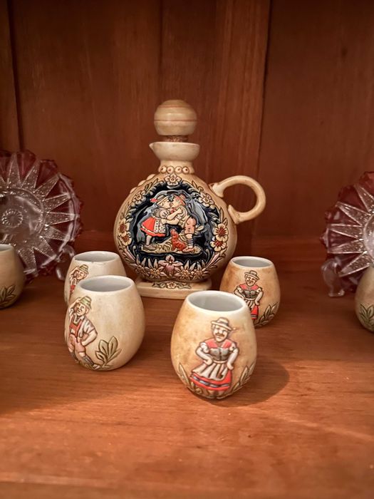 Conjunto de Licor em Cerâmica com Cenas Folclóricas Pintadas