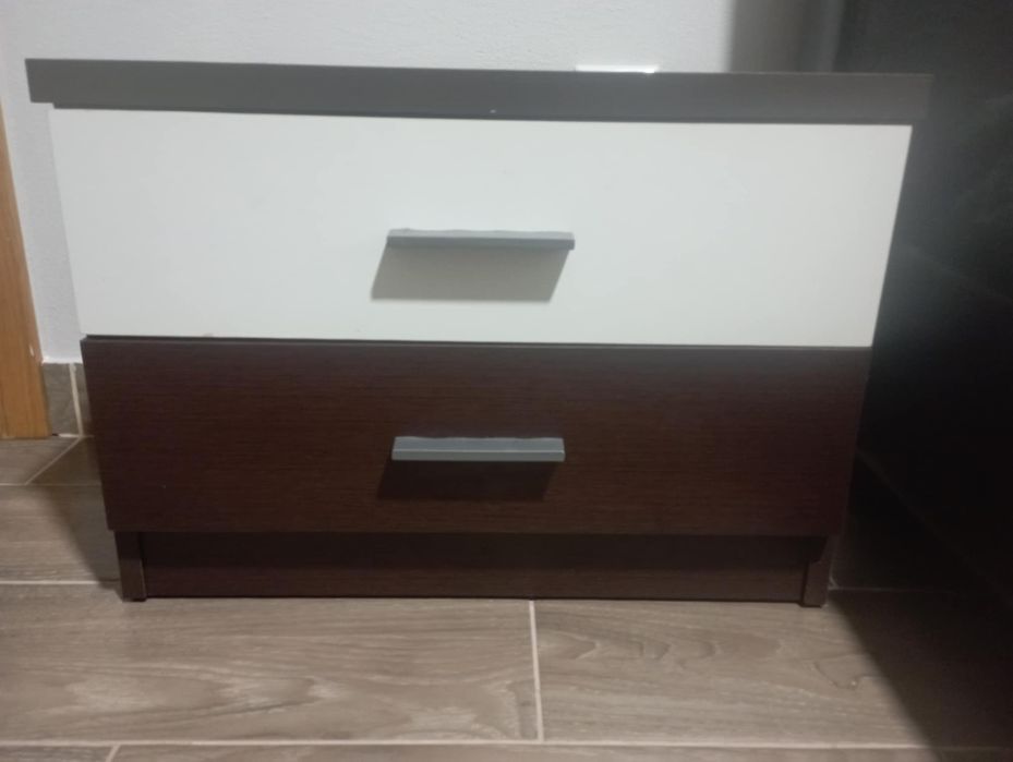 Cama de casal e 2 mesas cabeçeiras