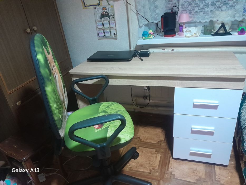 Продам децкую кровать плюс письменный стол и  компьютерныей стул