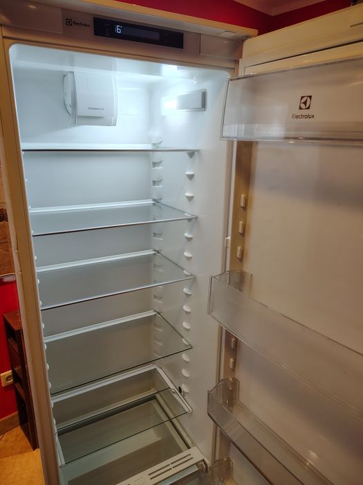 Lodówka  Electrolux ERN3213AOW do zabudowy (chłodziarka 311 litrów  bez zamrażalnika)