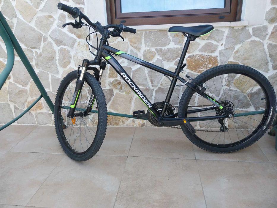 Bicicleta roda 24 em bom estado tem algumas marcas de uso.