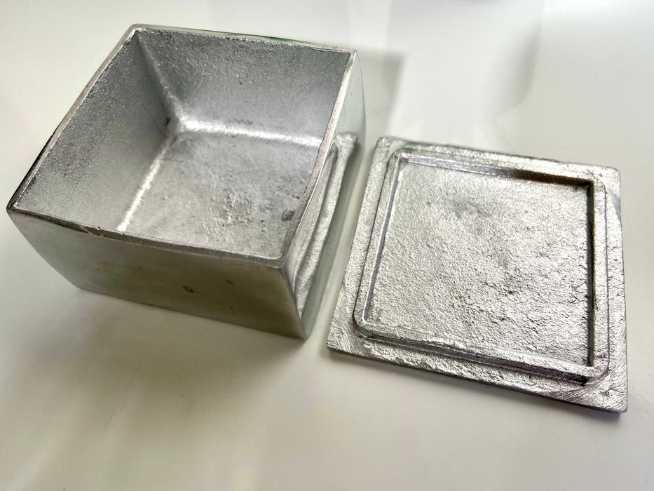 Guarda-joias de metal