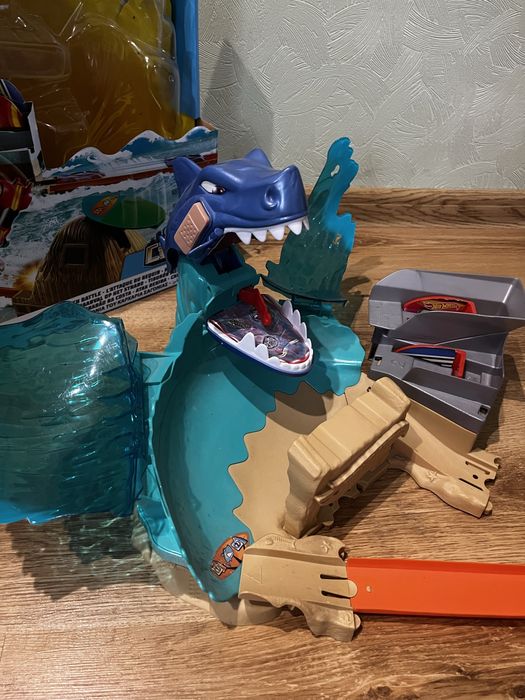Ігровий набір Hot Wheels City Shark Beach Battle