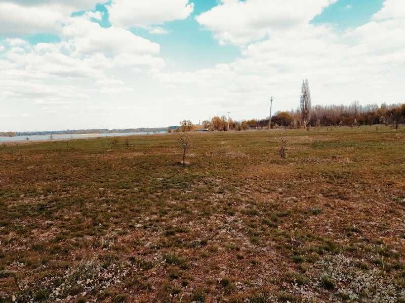 Продаж землі на березі річки під комплекс відпочинку 100 км від Київа