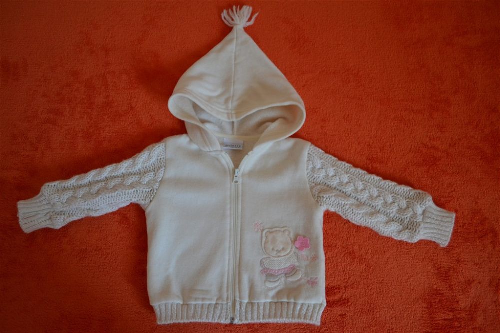 Sweter z kapturem i wełnianymi rękawami dla dziewczynki rozm.68cm