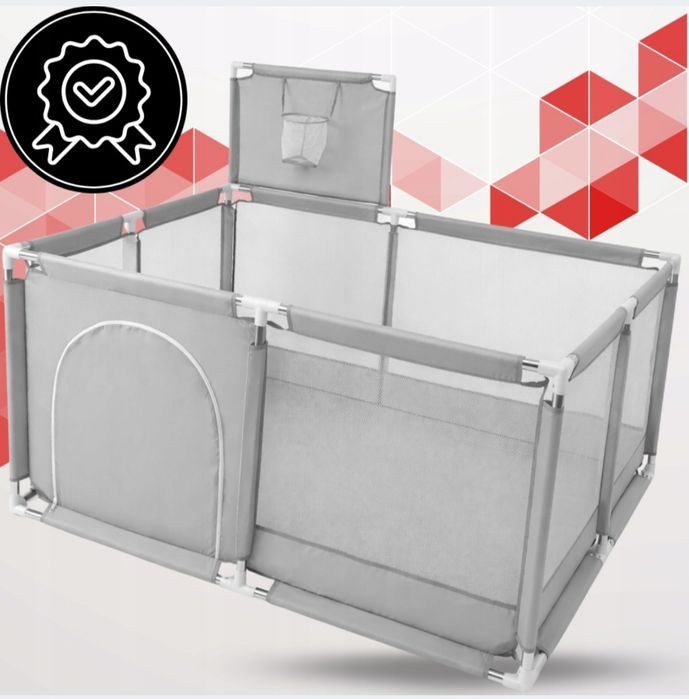 Nowy szary kojec dla dziecka z piłkami i koszem