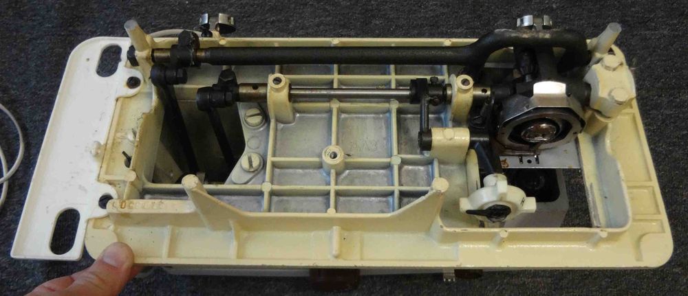 Электрическая швейная машинка Чайка 134 рабочая