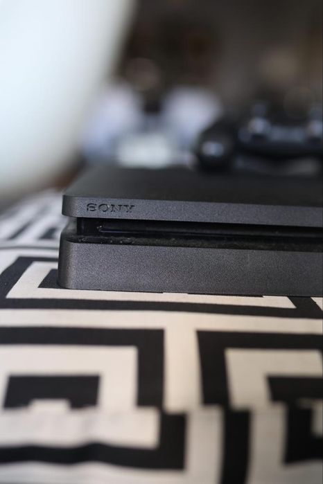 PlayStation 4 + 1 Controller64740387734657123