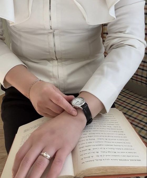 Жіночий годинник зі шкіряним ремінцем