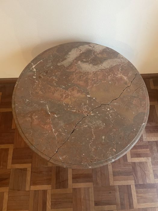 Mesa pequena antiga