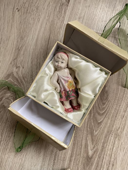 Порцелянова фігурка Дівчинка Pavone