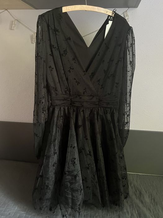 czarna ozdobna sukienka