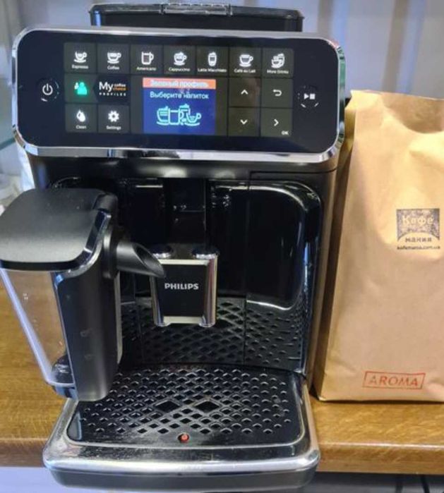 Кавомашина автоматична Philips Series 4300 LatteGo EP4400 капучинатор