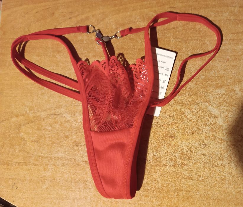 Czerwone stringi z metką rozmiar S