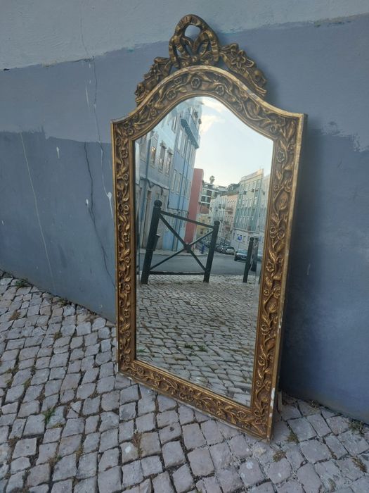 Espelho esculpido em talha dourada