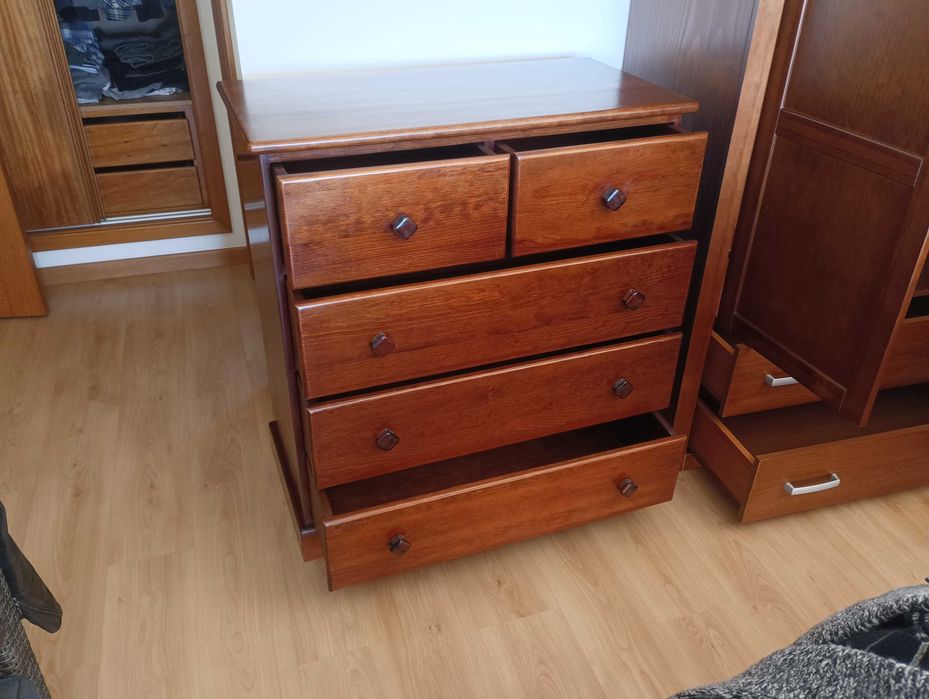 Cómoda em madeira de pinho