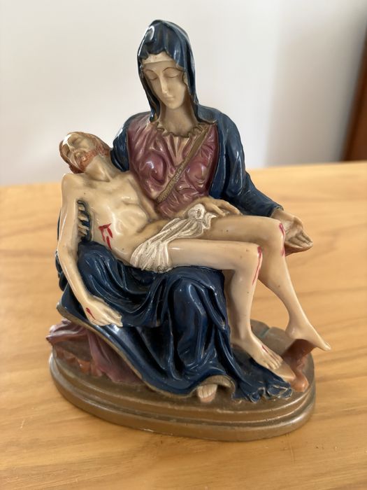 Nossa Sr.a e Seu filho no regaço (marmorite)