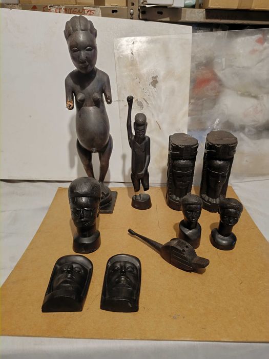 Esculturas em madeira pau preto da cultura Maconde