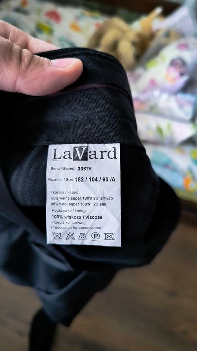 Garnitur LaVard - 182/104/90 - CZARNY - 98% wełna, 2% jedwab (marynarka i spodnie)