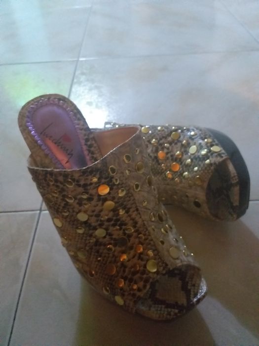 Sandalias novas                      .
