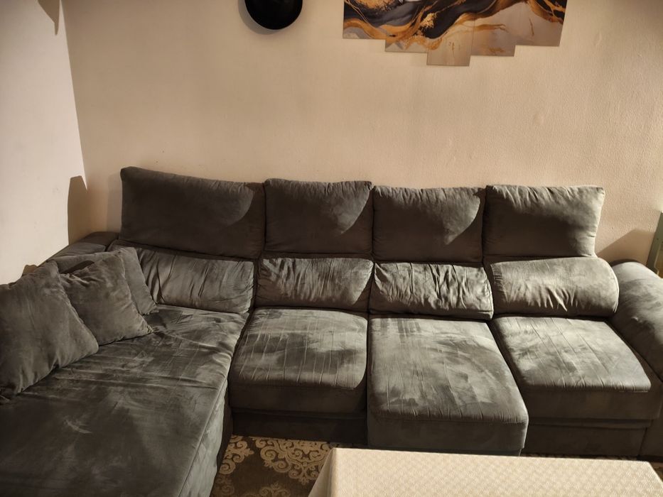 Sofa com algumas marcas de uso