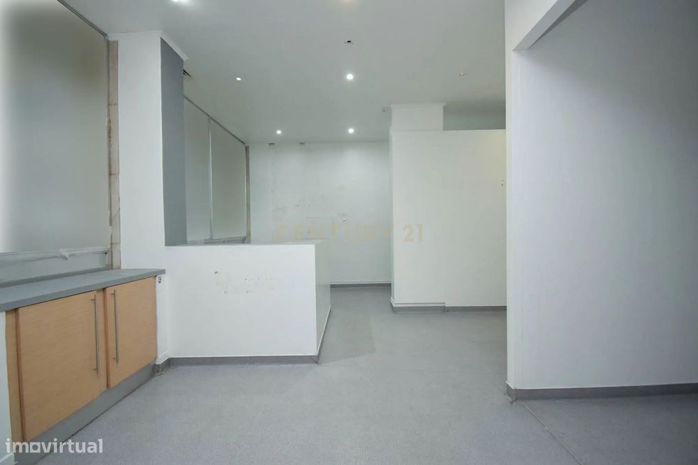 Loja para Arrendamento com 185 m² em Carnaxide — Pronta para Diversos