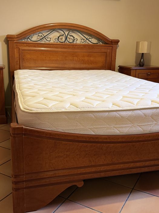 Cama vintage de madeira maciça