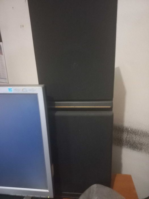 Computador fixo, teclado, monitor, colunas e camara