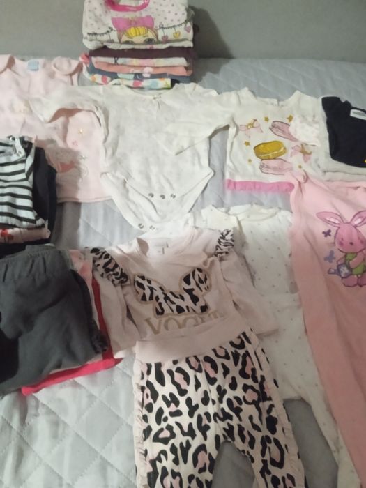 Zestaw ubrań niemowlęcych