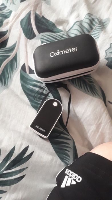 Oximetro de dedo com bolsa de armazenamento