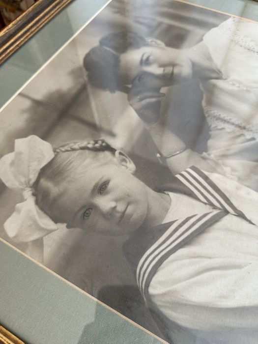 Duża stara fotografia przedstawiająca kobietę i dziewczynkę