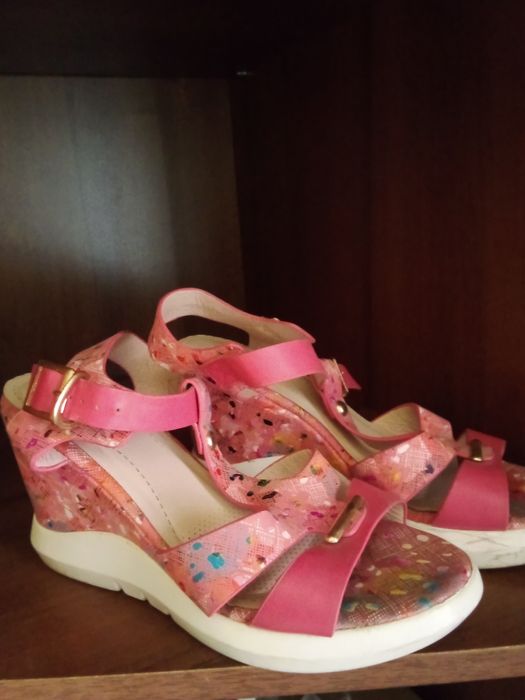 Босоніжки на підборі