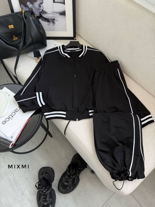 Жіночий спортивний костюм