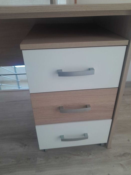 Solidne biurko z szafką
