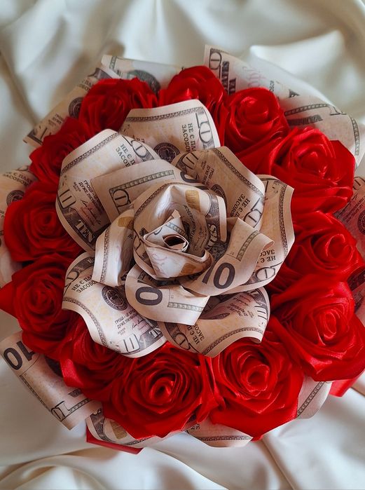 Букет із атласних троянд та  доларів