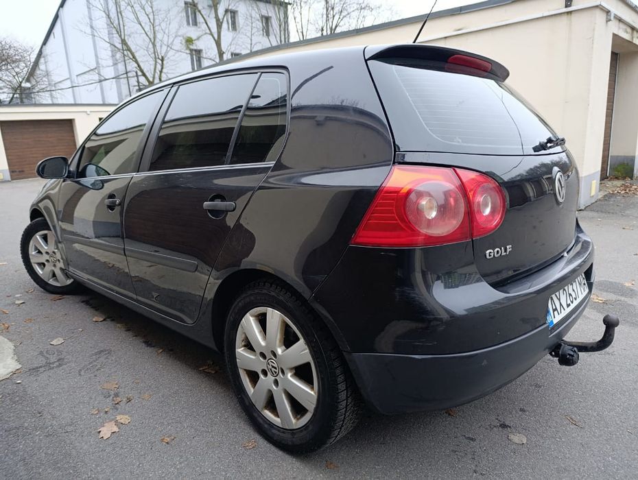 До вашої уваги volkswagen golf v пригнаний в 22-му році і один власник в Україні.
Двигун запускається в любу погоду з пів оберту працює рівно, не димить.
Ходова повністю перебрана, жодних посторонніх звуків, їде збито.
Коробка передач працює як потрібно, куліса перемикає чітко.
Кузов в дуже гарному стані, все як на фото, встановлене дороге діодне світло, присутній фаркоп, оригінальні легкосплавні диски на 16 + нова зимня резина! 
По салону також питань немає, пічка дує гарячим, магнітола з блютузом, AUX, USB. 
Присутня страховка.
З документами повний порядок.
Дивитися на Вишеньці.