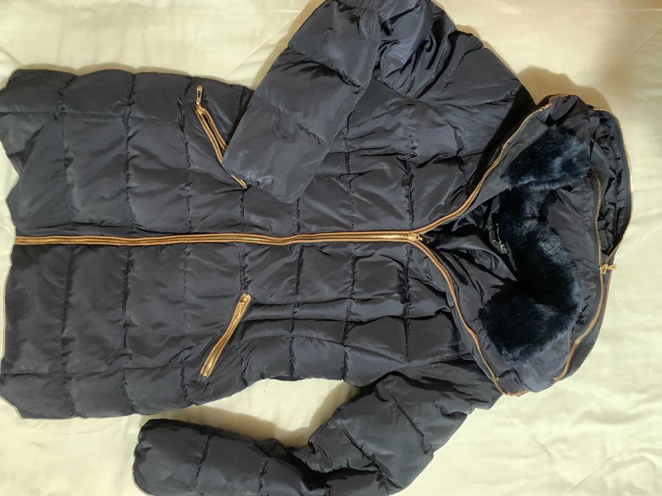 Casaco tipo Kispo azul, resistente à água e ao vento.