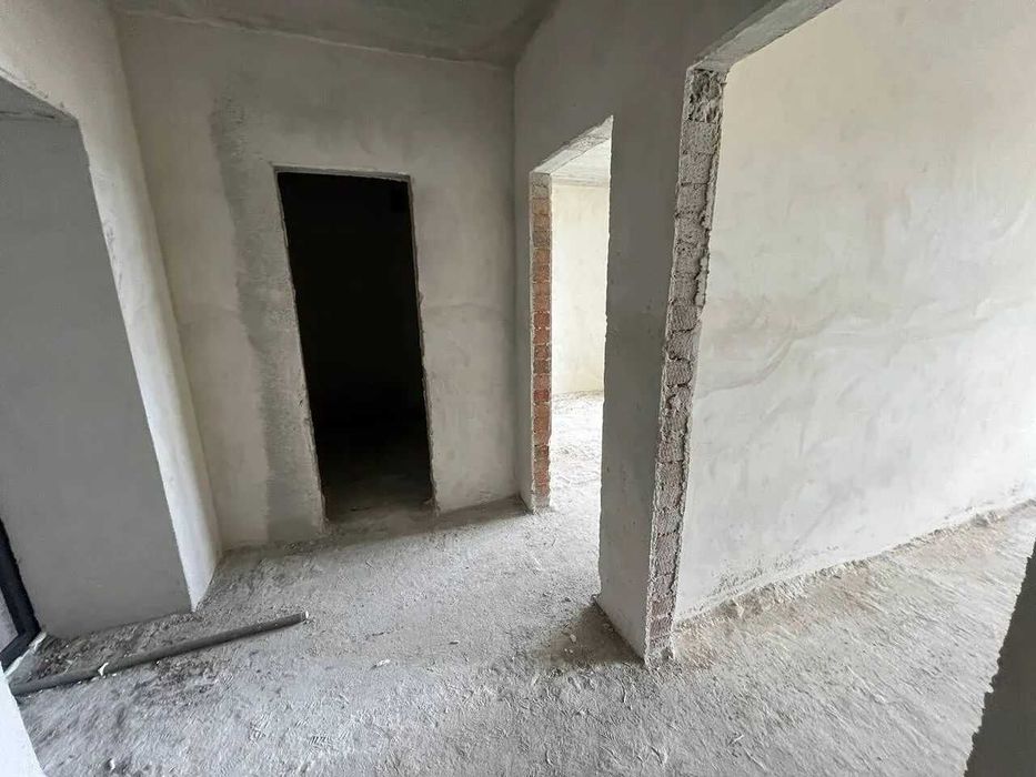 1к, здана, готова до ремонту, з виглядом на озеро