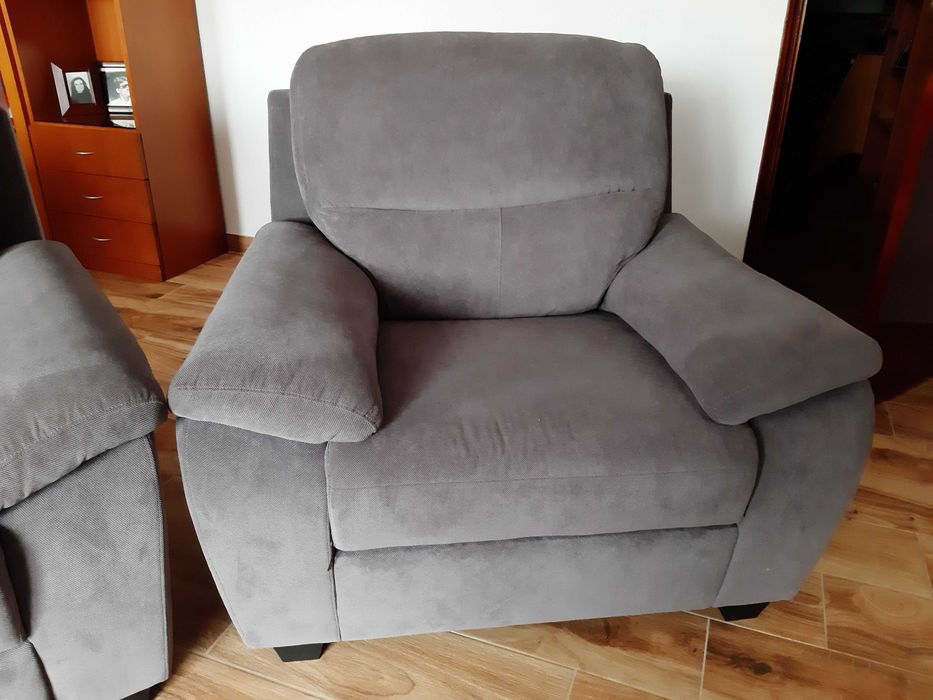 Sofás semi-novos, 1 de 3 lugares e 2 cadeirões