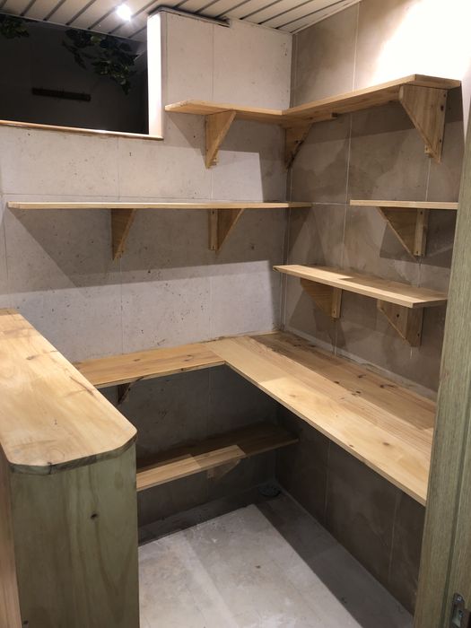 Balcão para bar, restaurante, barbearia de madeira Pinho, palete e OSB