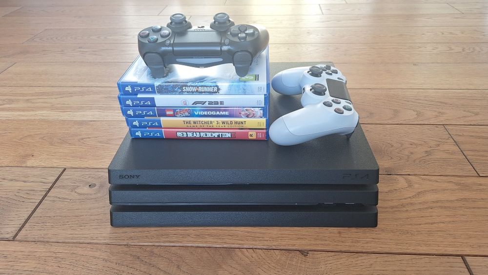 Ps 4 pro + 2 pady + 5 gier