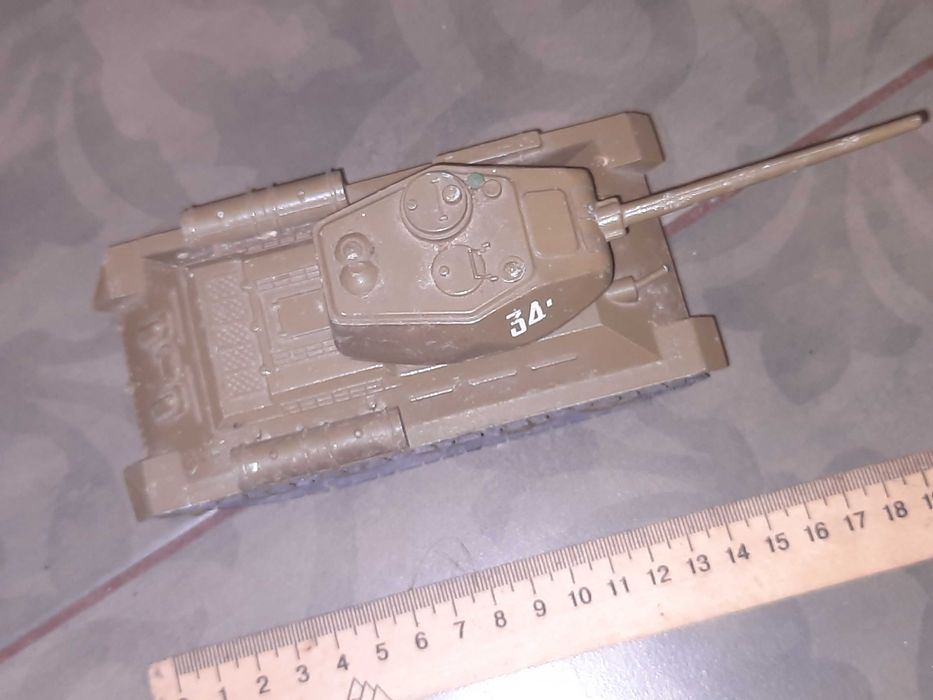 Іграшка танк Т-34 родом з СРСР
