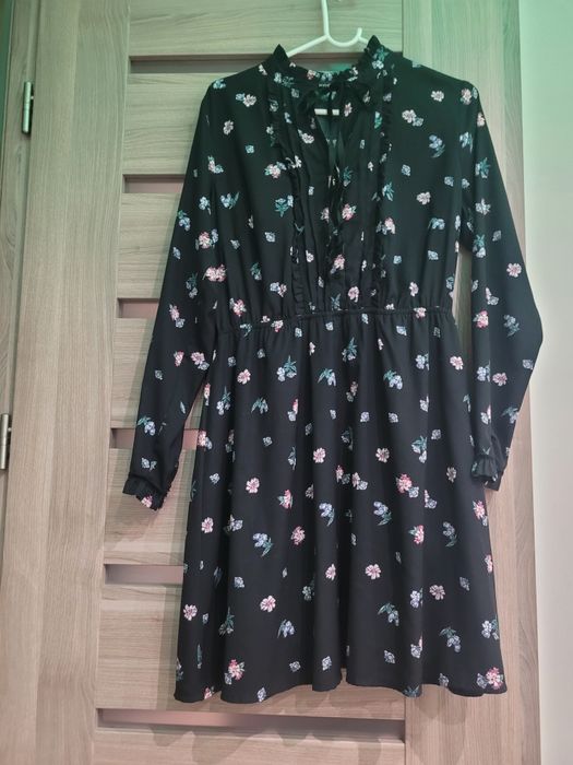 Sukienka w piękne, modne kwiaty ze stójką