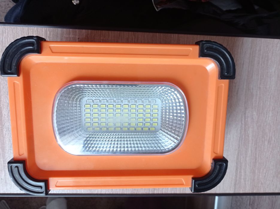 Продам прожектор з вбудованим аккумулятор на сонячних панелях