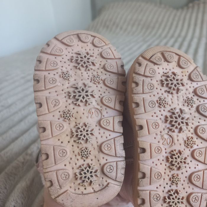 Уги для дівчинки