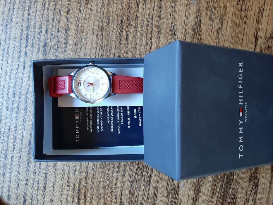 Zegarek damski Tommy Hilfiger. czerwony