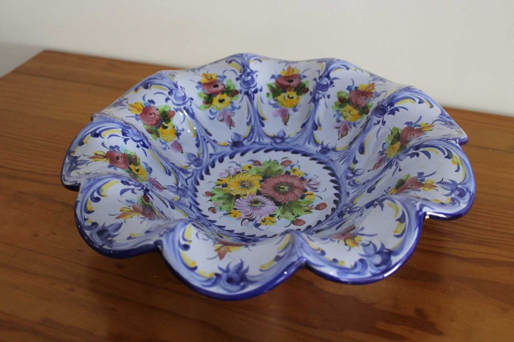 Saladeira Vestal, vidrada em azul e com flores