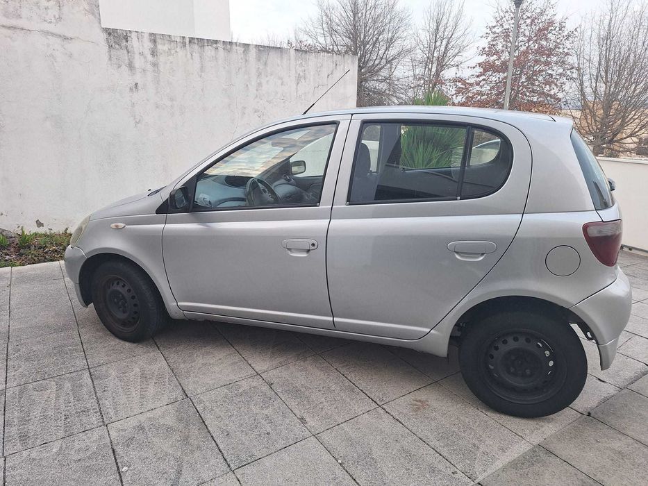 Toyota Yaris 2001 em bom estado
