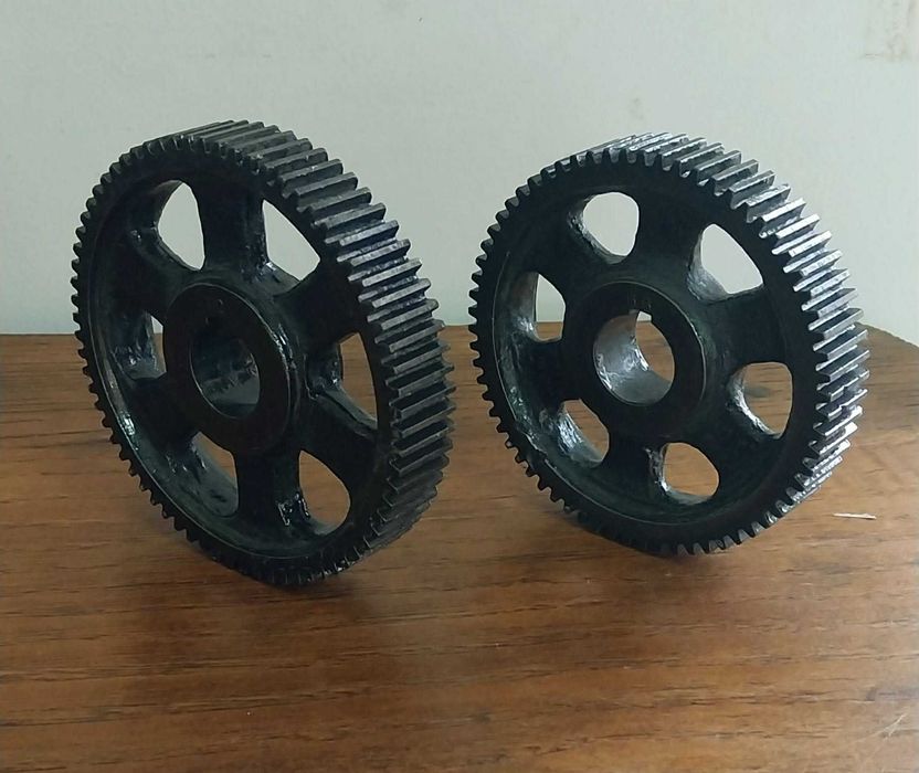 2 Engrenagens de Dentes Retos (Rodas Dentadas) em Ferro Fundido